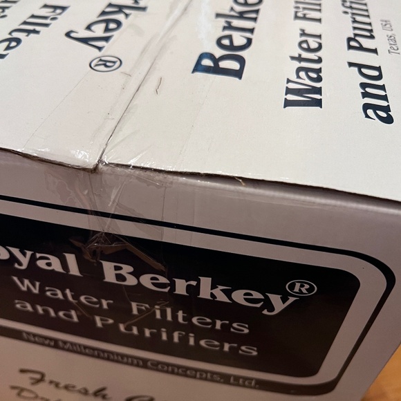 ROYAL BERKEY WATER FILTER WITH METAL STAND + SPIGOT + 2 FILTERS - Picture 5 of 6